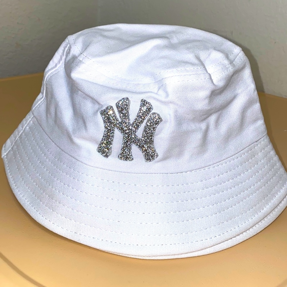 White NY bucket hat